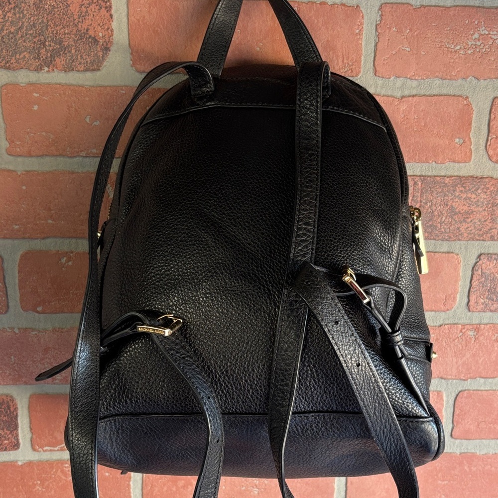 MICHAEL Michael Kors
BLACK LEATHER MEDIUM RHEA BACKPACK - Picture 6 of 12